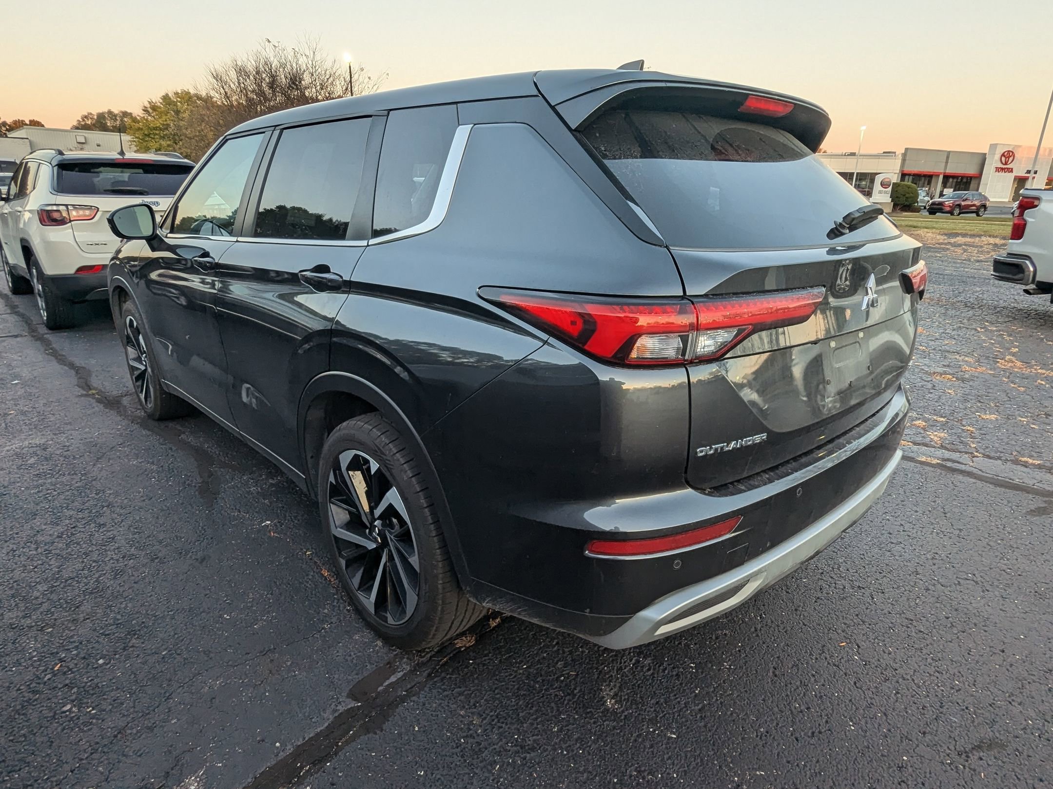 2024 Mitsubishi Outlander SE photo 2