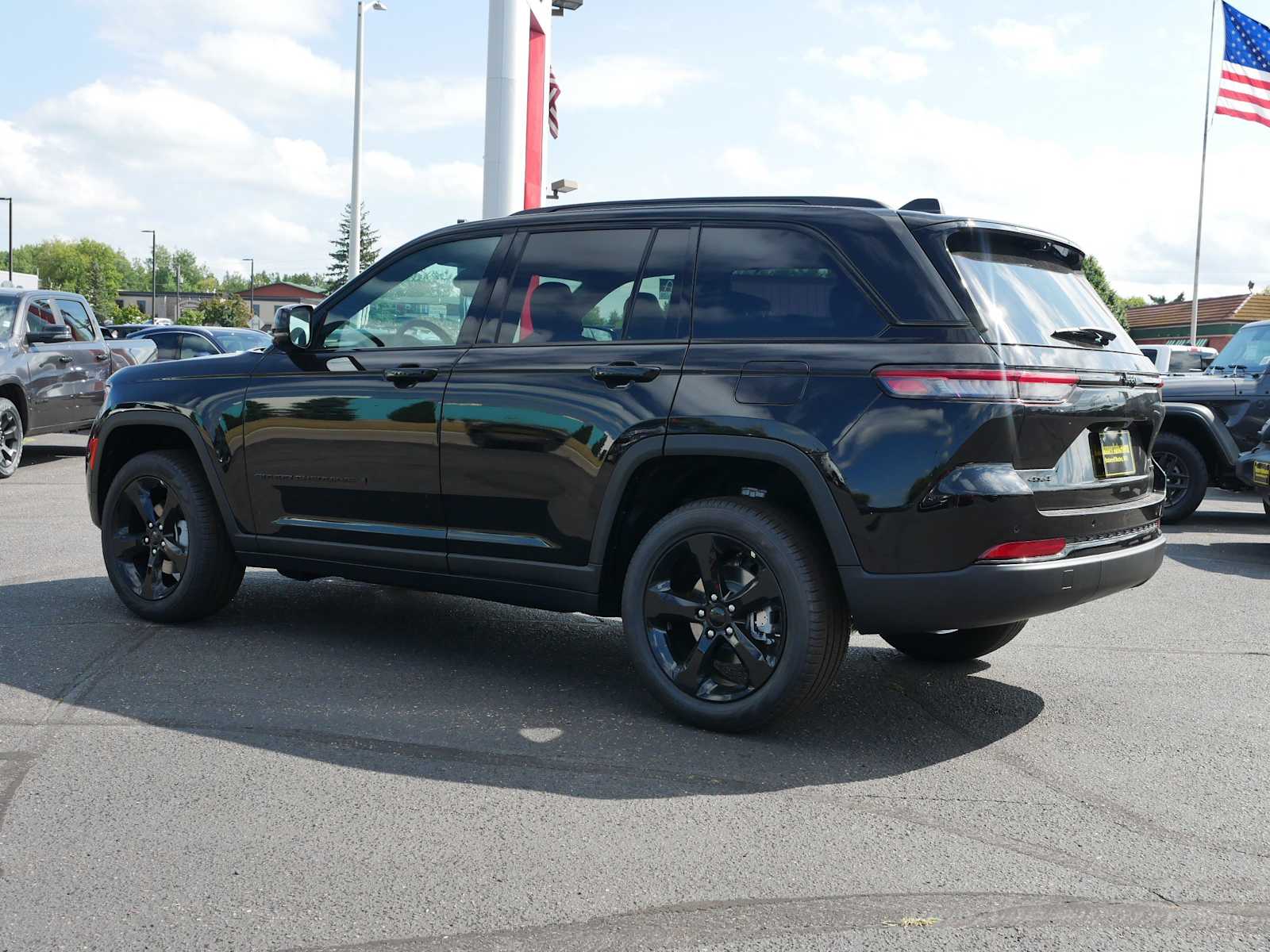 2025 Jeep Grand Cherokee Limited photo 3