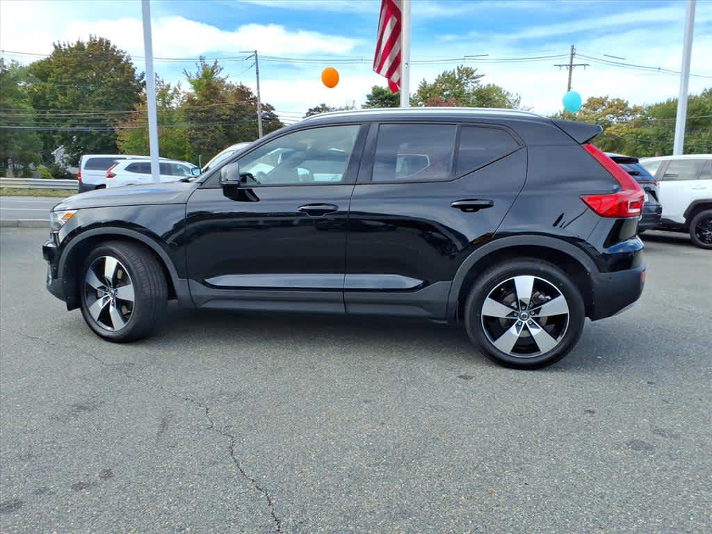 2019 Volvo XC40 R-Design Momentum photo 3