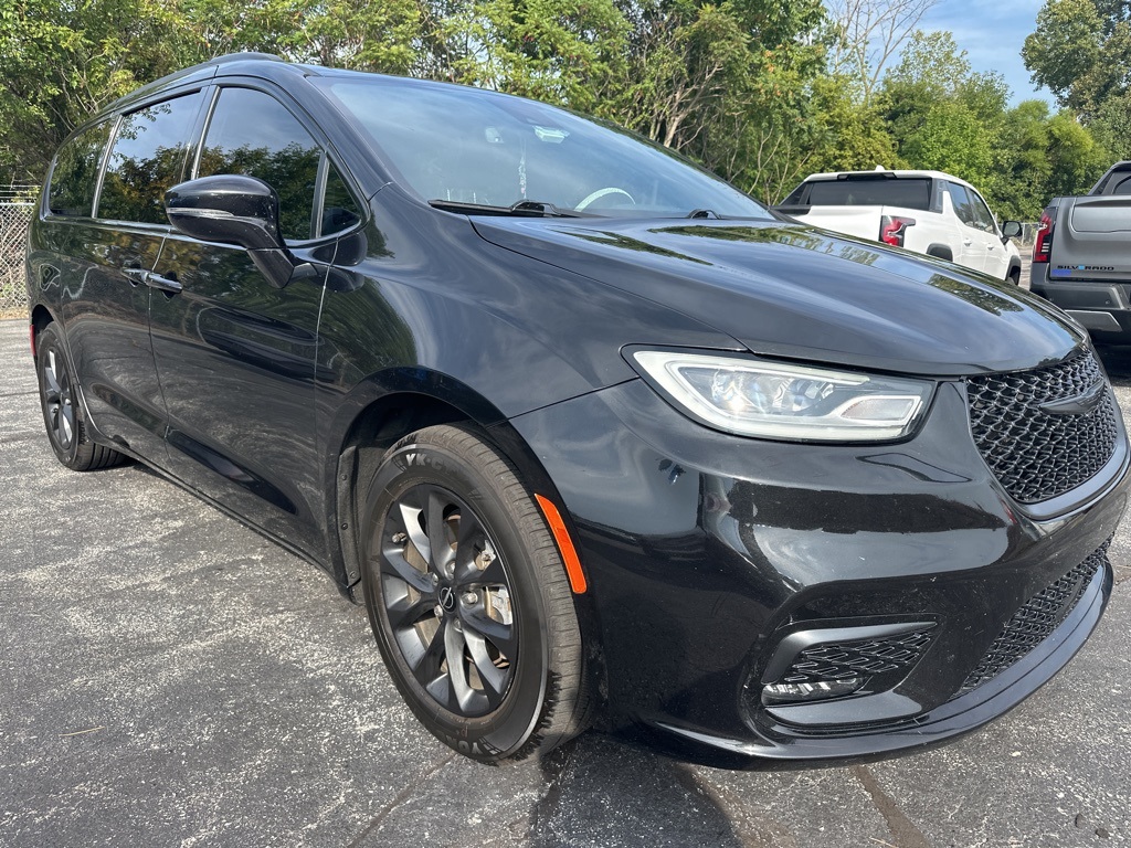 2021 Chrysler Pacifica Touring photo 2