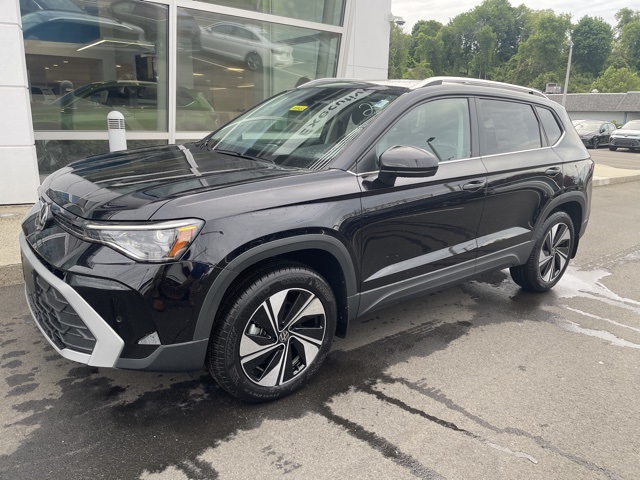 2025 Volkswagen Taos SE photo 3