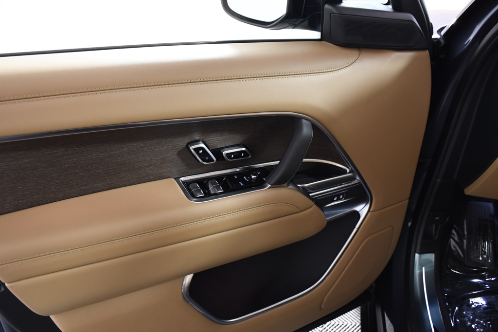 2025 Land Rover Range Rover SE photo 14