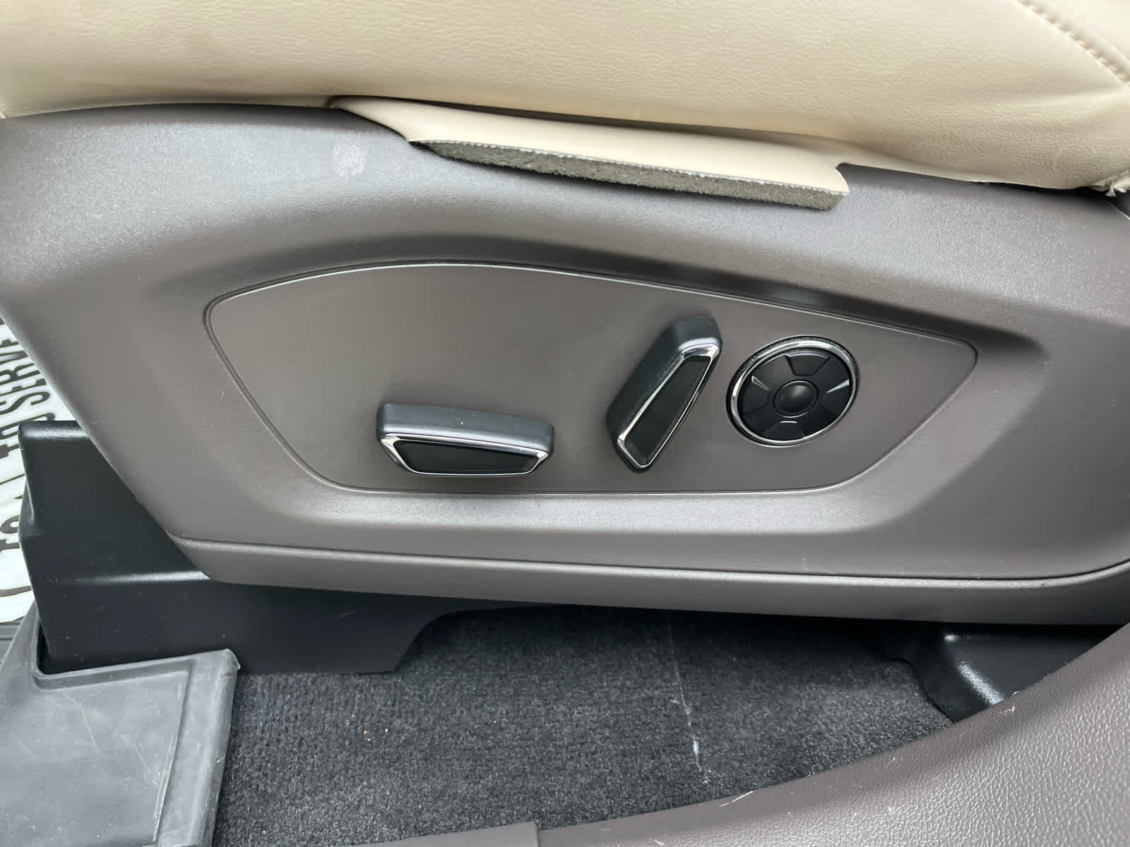 2020 Ford Explorer Platinum photo 18
