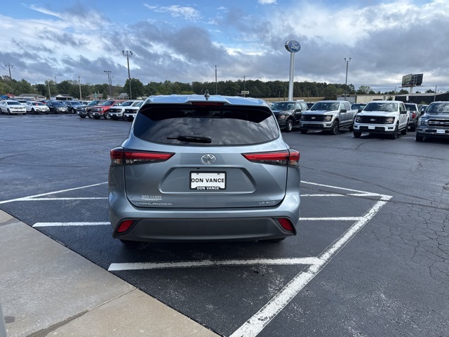 2022 Toyota Highlander LE photo 4