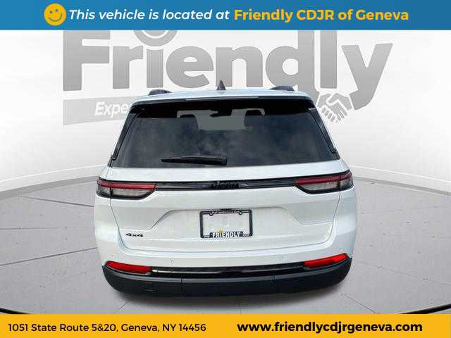 2025 Jeep Grand Cherokee Altitude photo 3