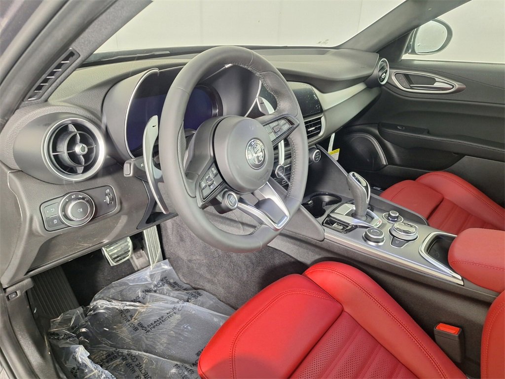 2025 Alfa Romeo Giulia Base photo 18