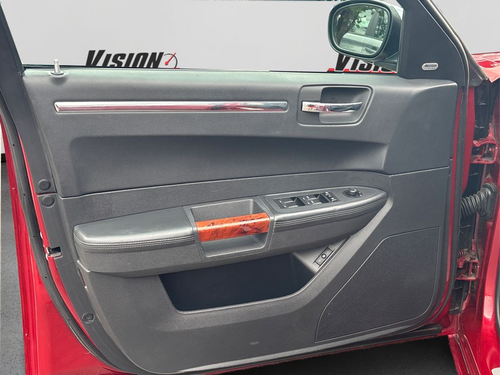 2010 Chrysler 300 C photo 18