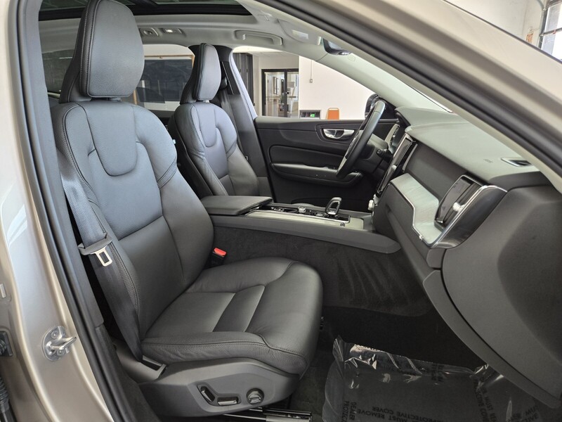 2025 Volvo XC60 B5 Plus photo 20