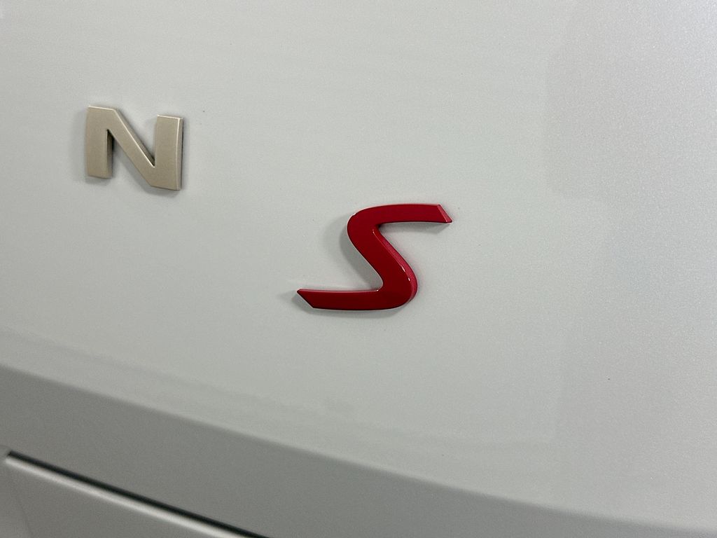 New 2025 White MINI Signature Plus image 22