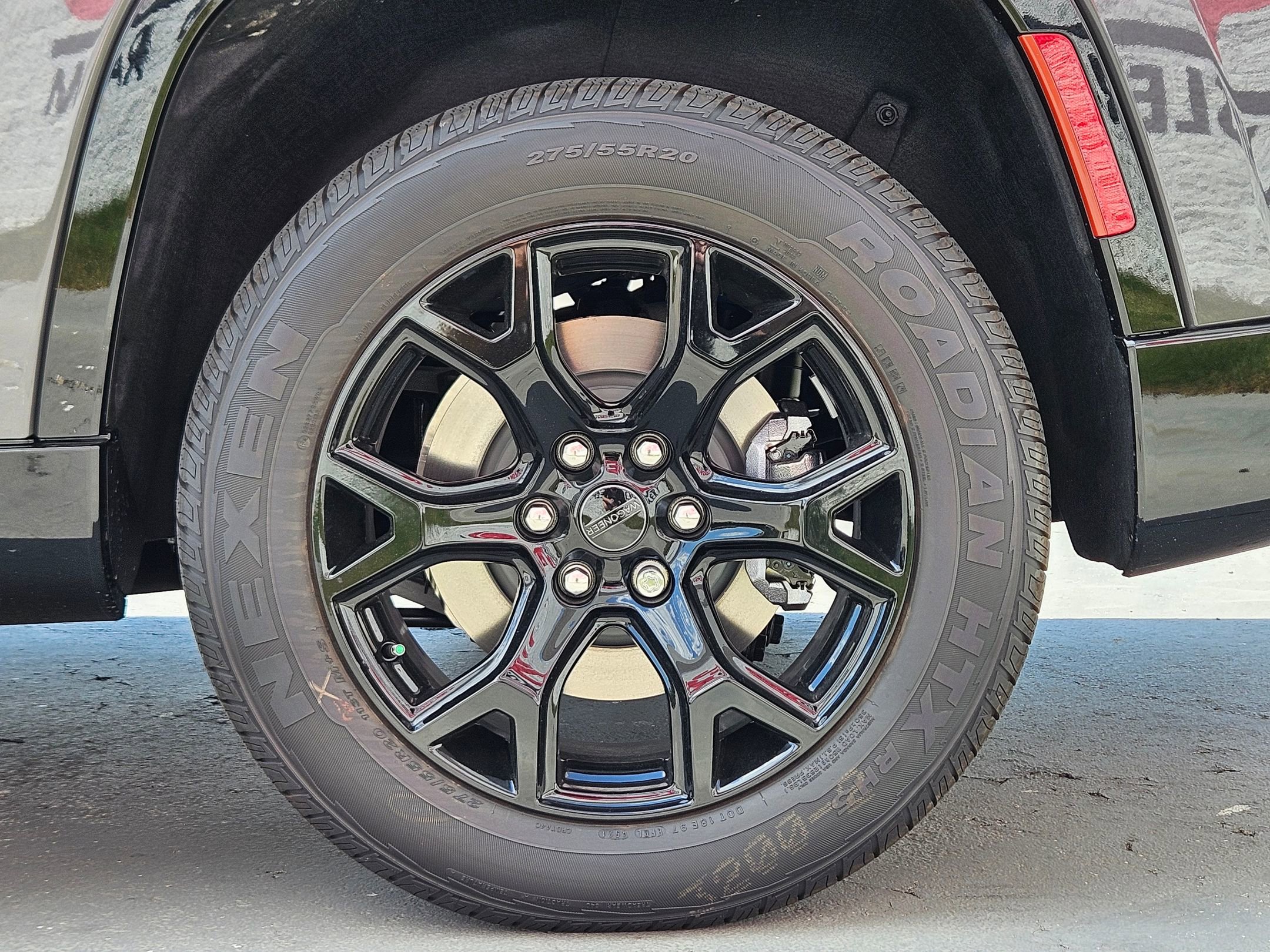 2025 Jeep Wagoneer Series II Carbide photo 18