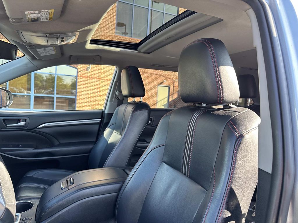 2019 Toyota Highlander SE XLE photo 18