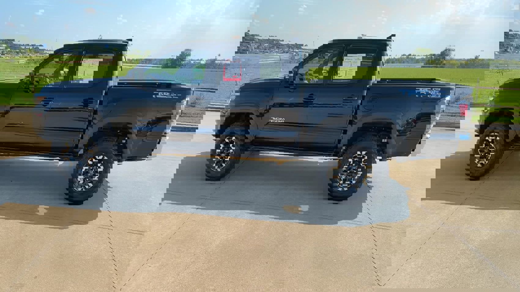 2023 Toyota Tacoma SR5 Double Cab V6 photo 6