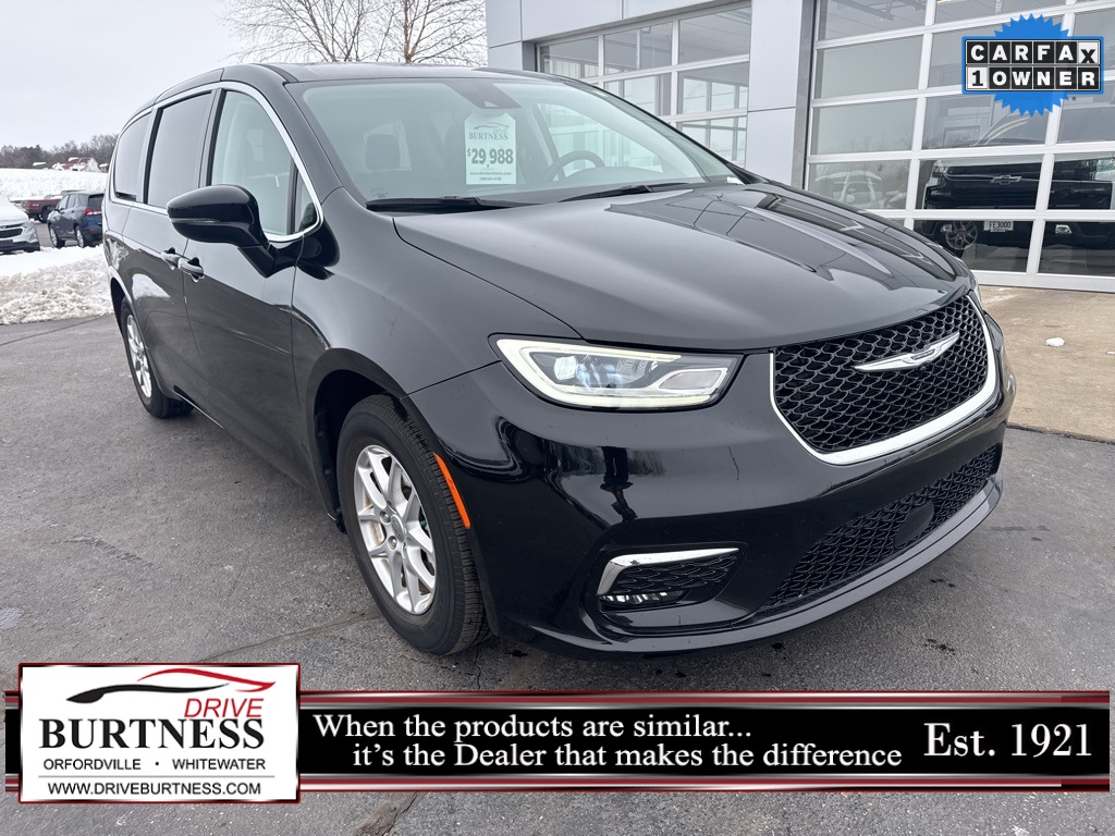 2024 Chrysler Pacifica Touring L's photo