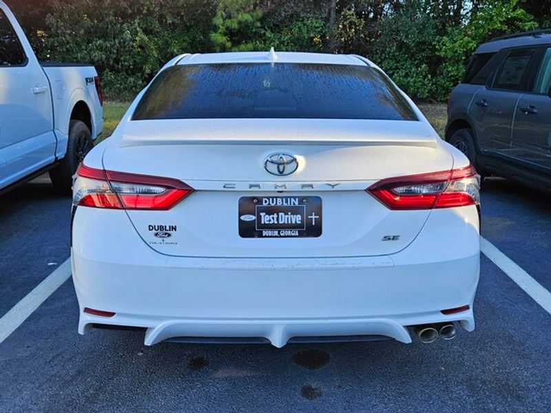 2022 Toyota Camry SE photo 3