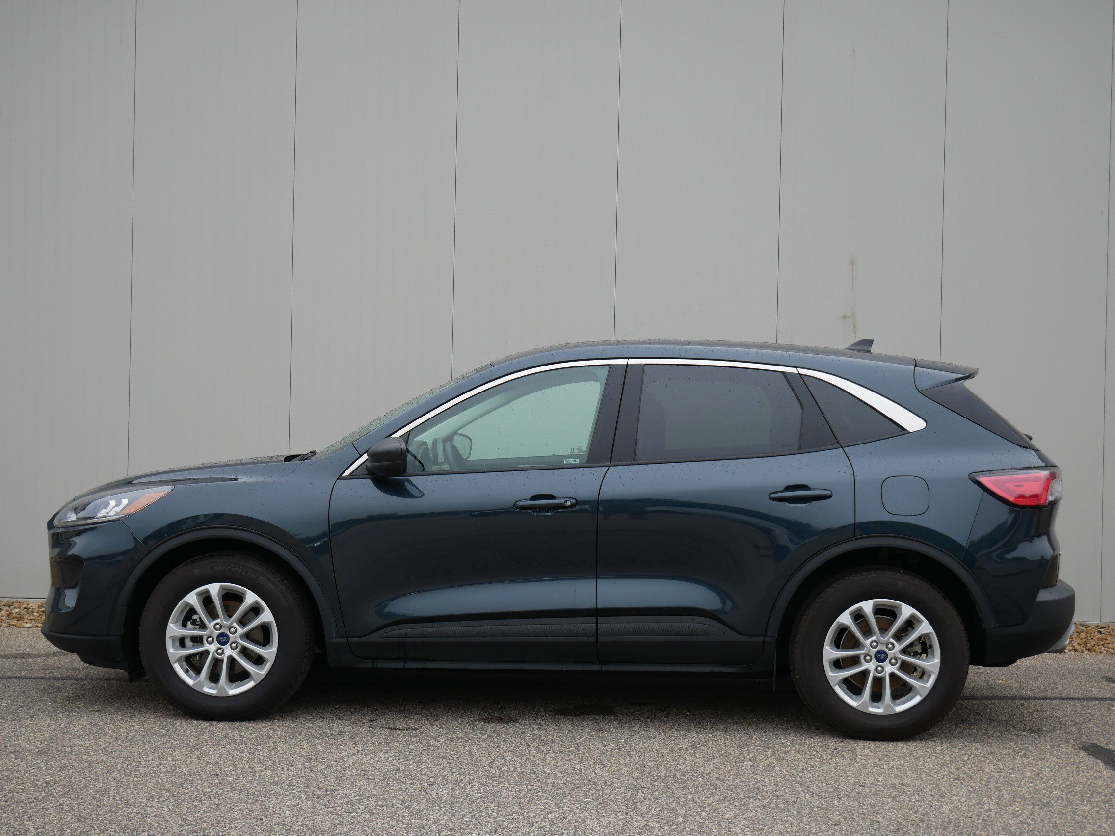 Used 2022 Ford Escape SE with VIN 1FMCU0G64NUB97536 for sale in Hastings, Minnesota