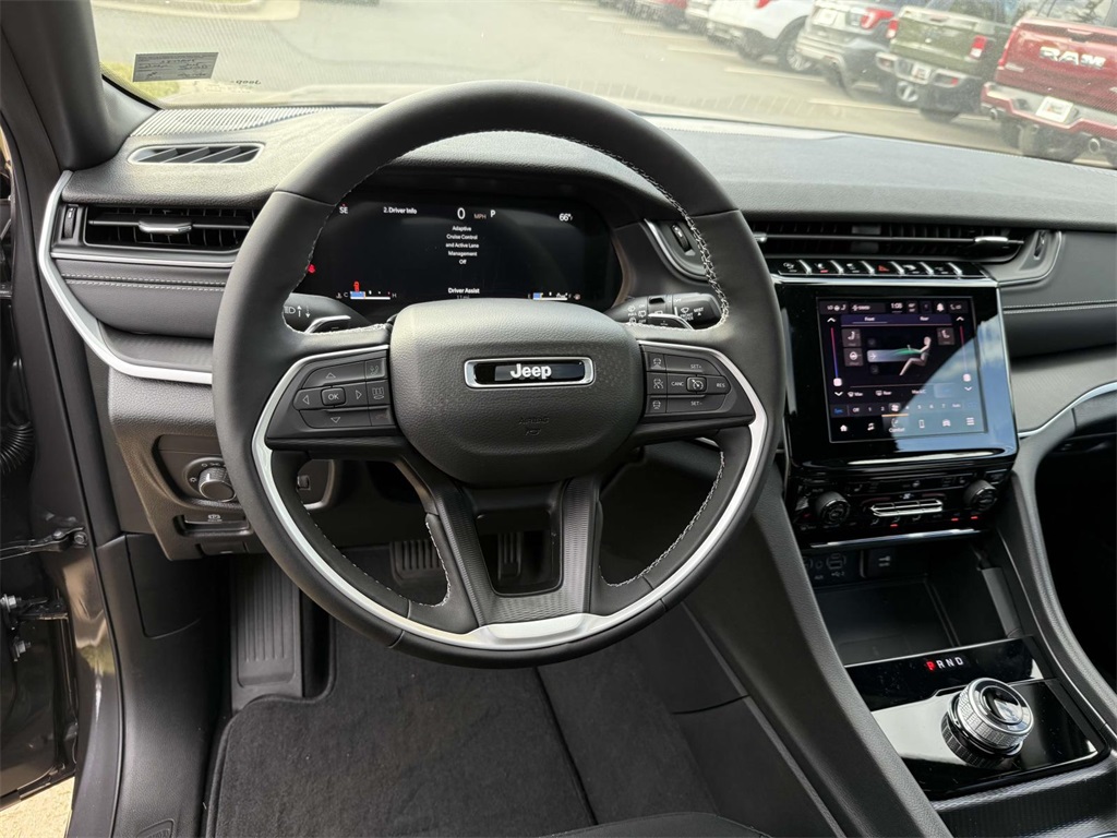 2025 Jeep Grand Cherokee Laredo X photo 2