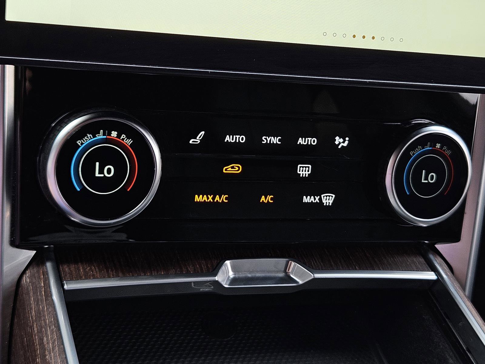 2023 Land Rover Range Rover SE photo 17
