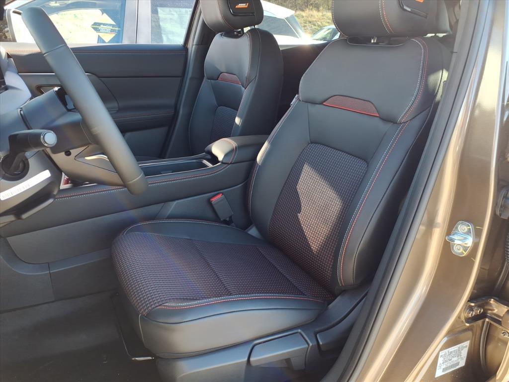 2026 Nissan Kicks SR photo 4