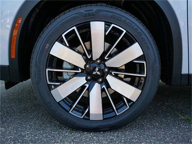 2025 Mitsubishi Outlander SE photo 2