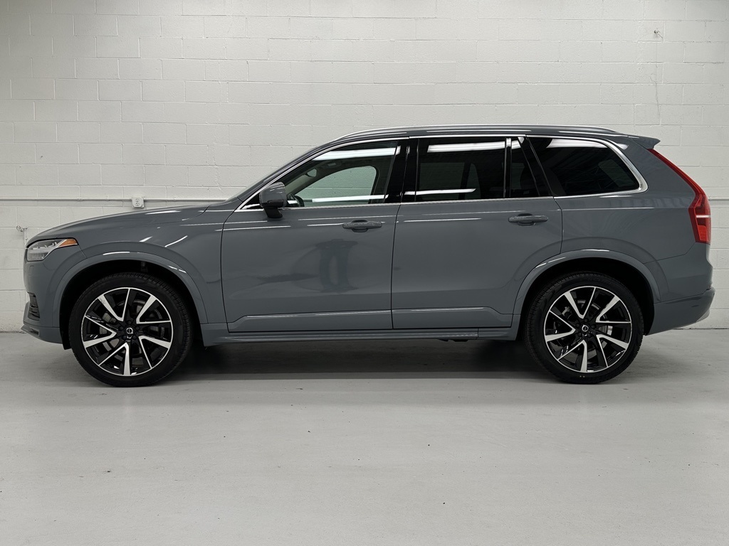 2022 Volvo XC90 T6 Momentum photo 3