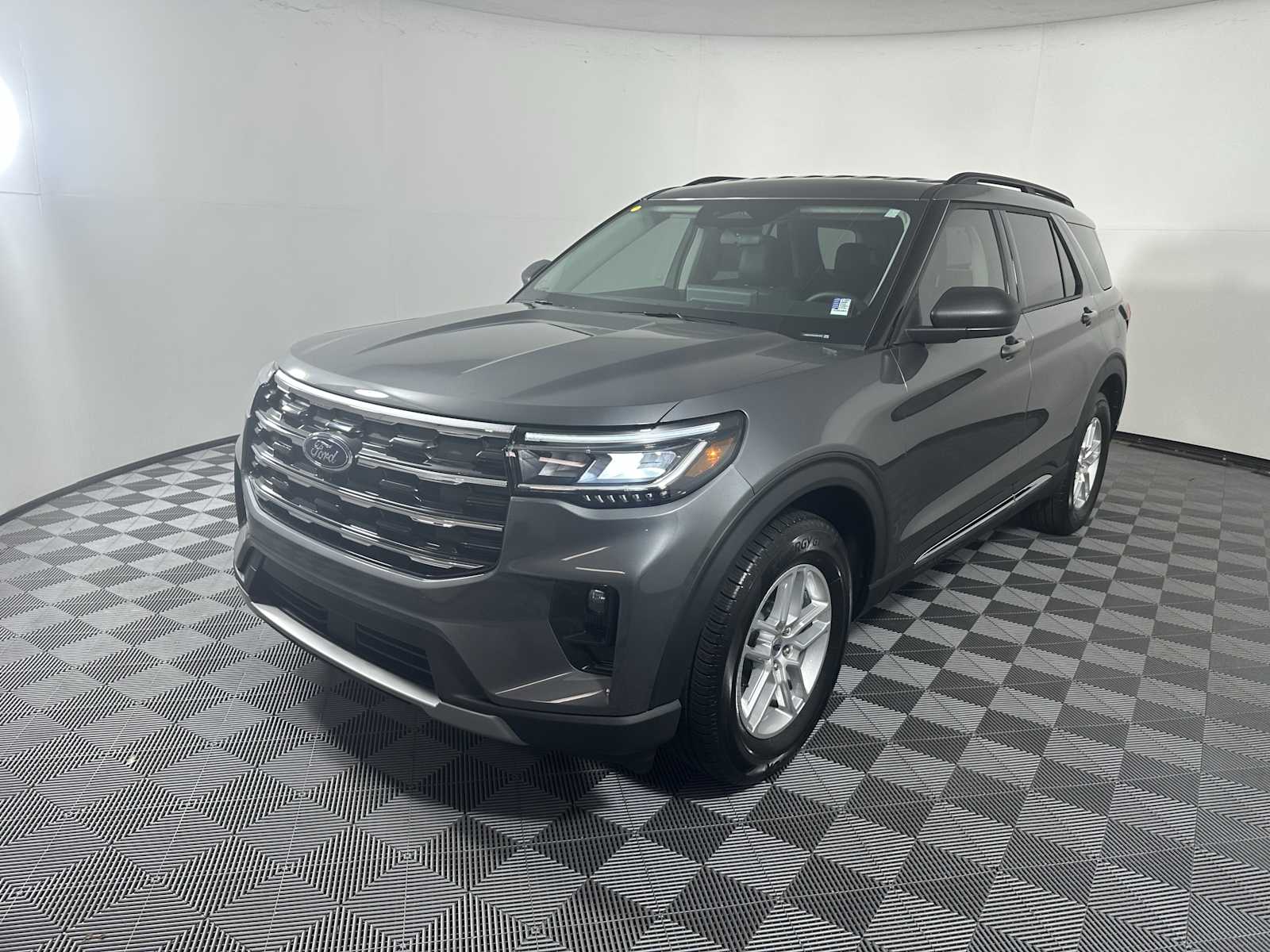 2025 Ford Explorer photo 2