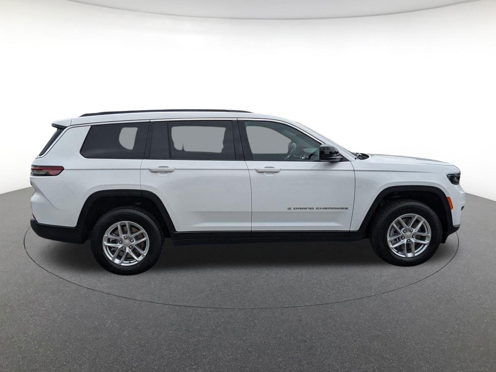 2025 Jeep Grand Cherokee Laredo X photo 2