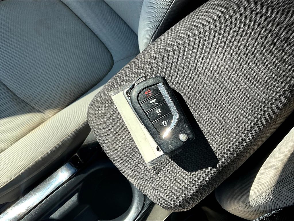 2021 Toyota Corolla LE photo 29