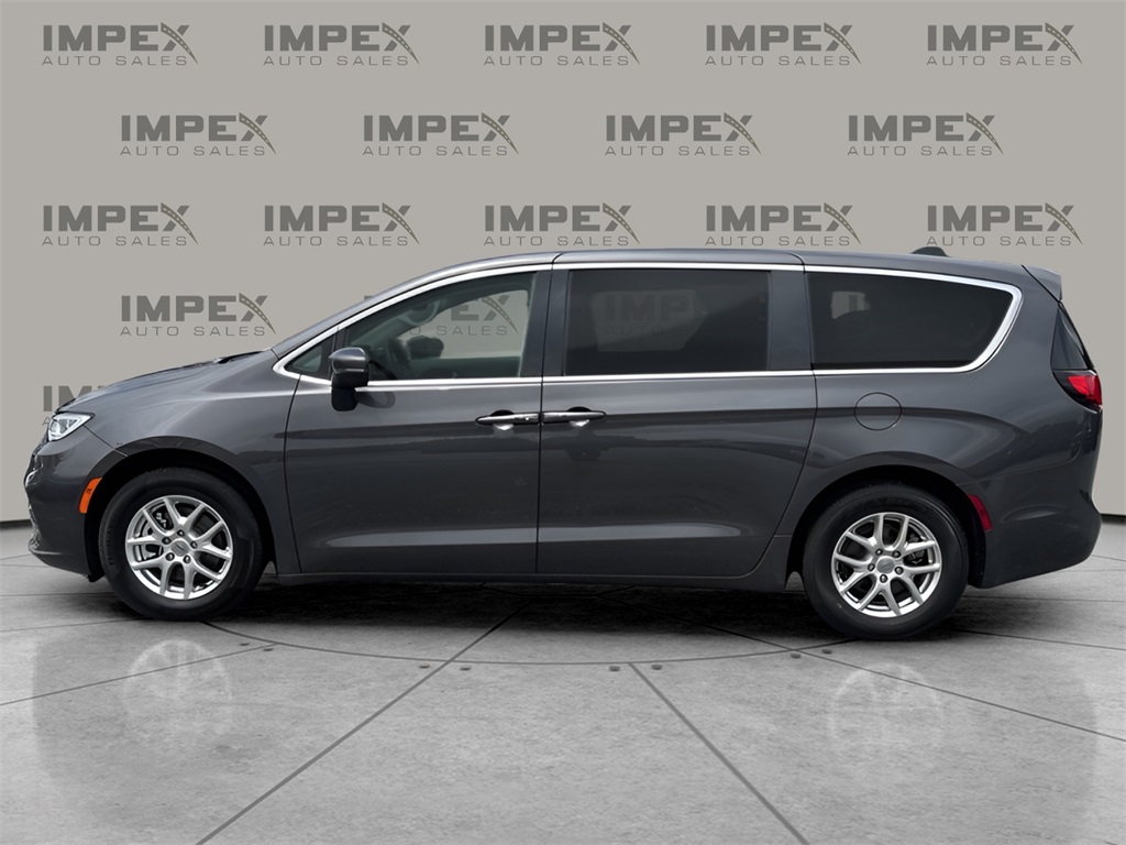 2023 Chrysler Pacifica Touring L photo 2