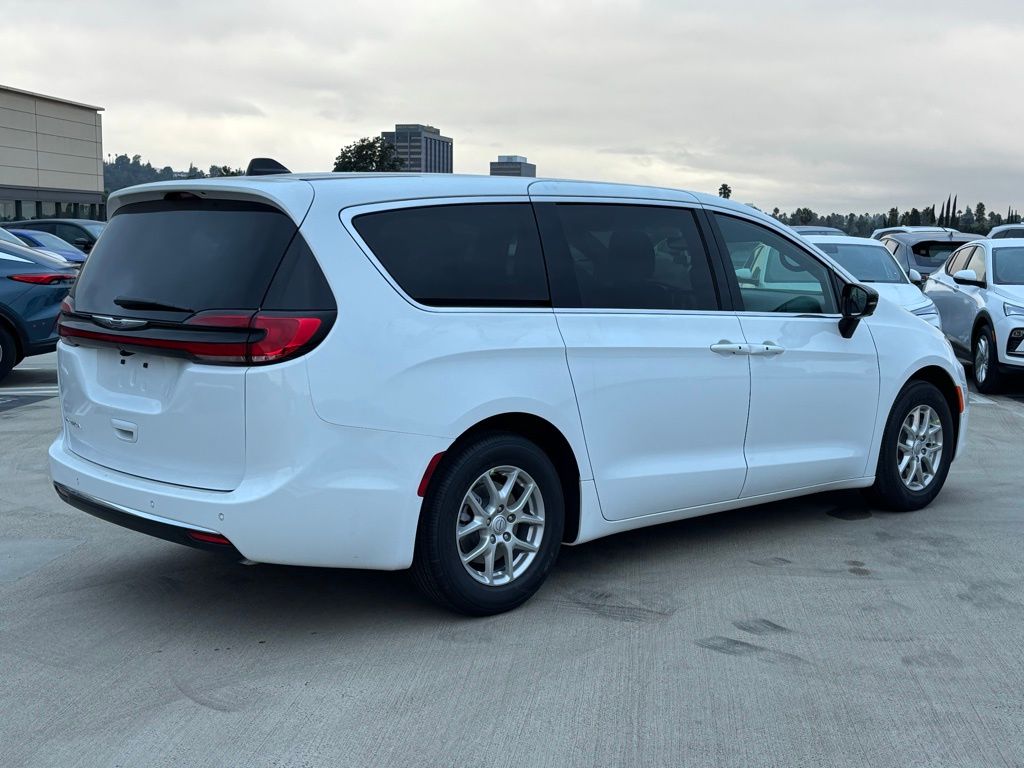 2026 Chrysler Pacifica photo 3
