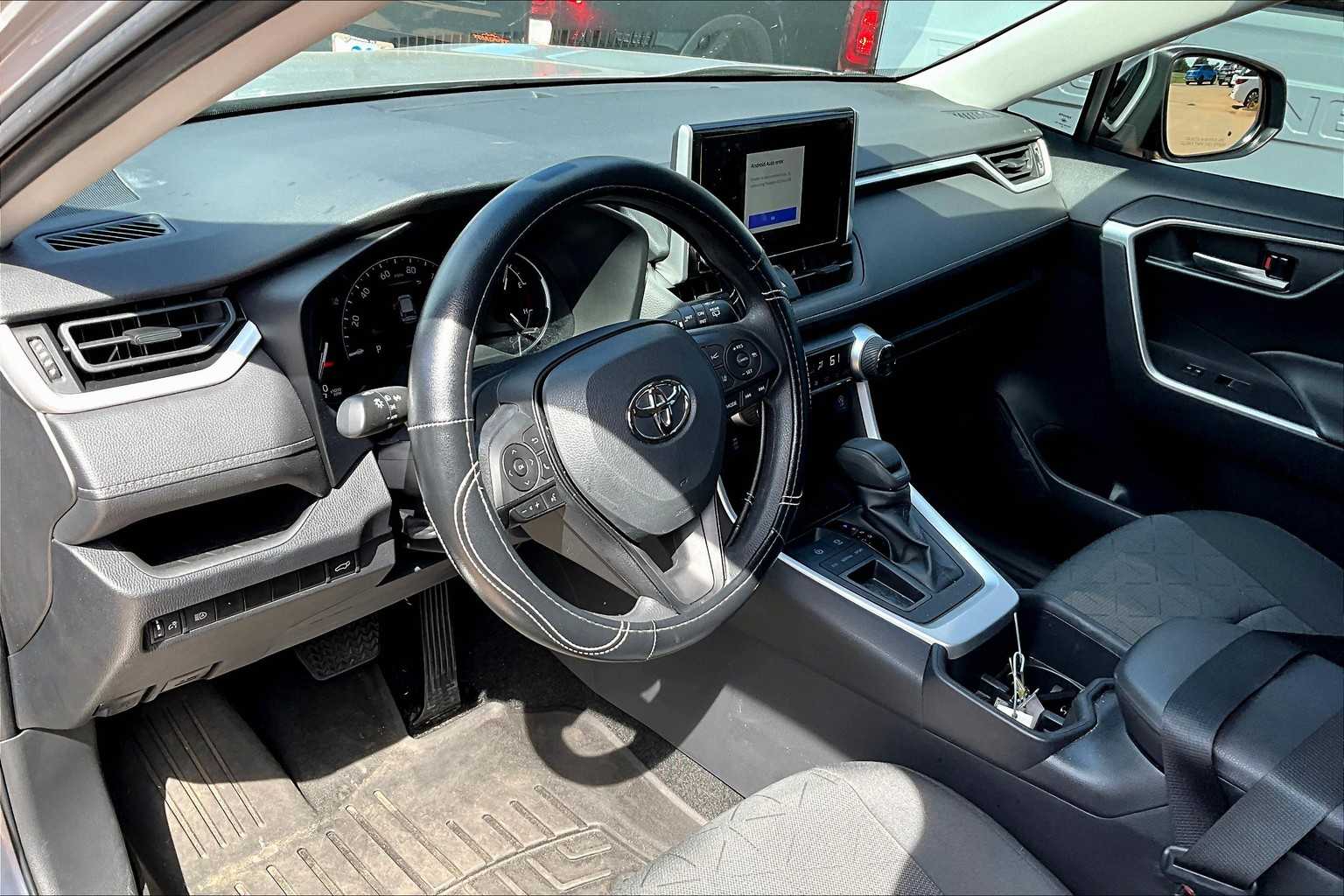 2023 Toyota RAV4 XLE photo 13