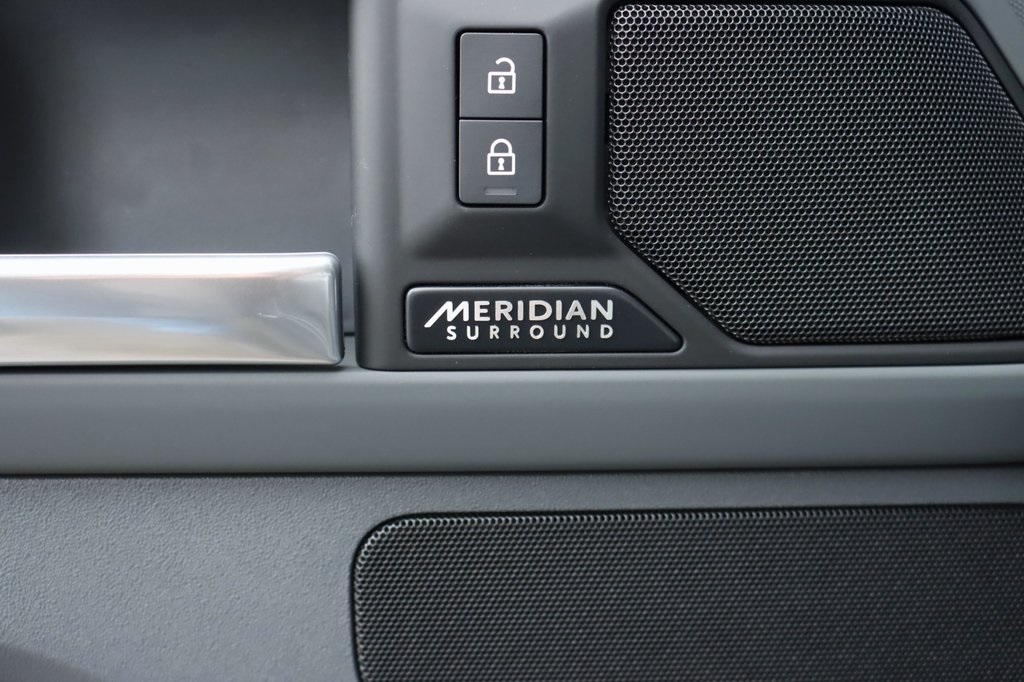 2025 Land Rover Defender 110 X-Dynamic SE photo 10