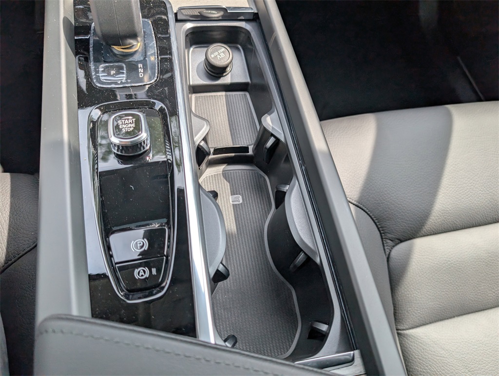 2025 Volvo XC60 T8 Plus photo 18