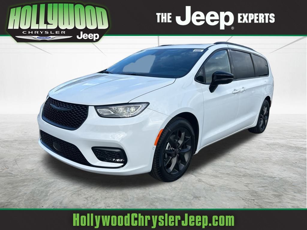 2026 Chrysler Pacifica Limited's photo