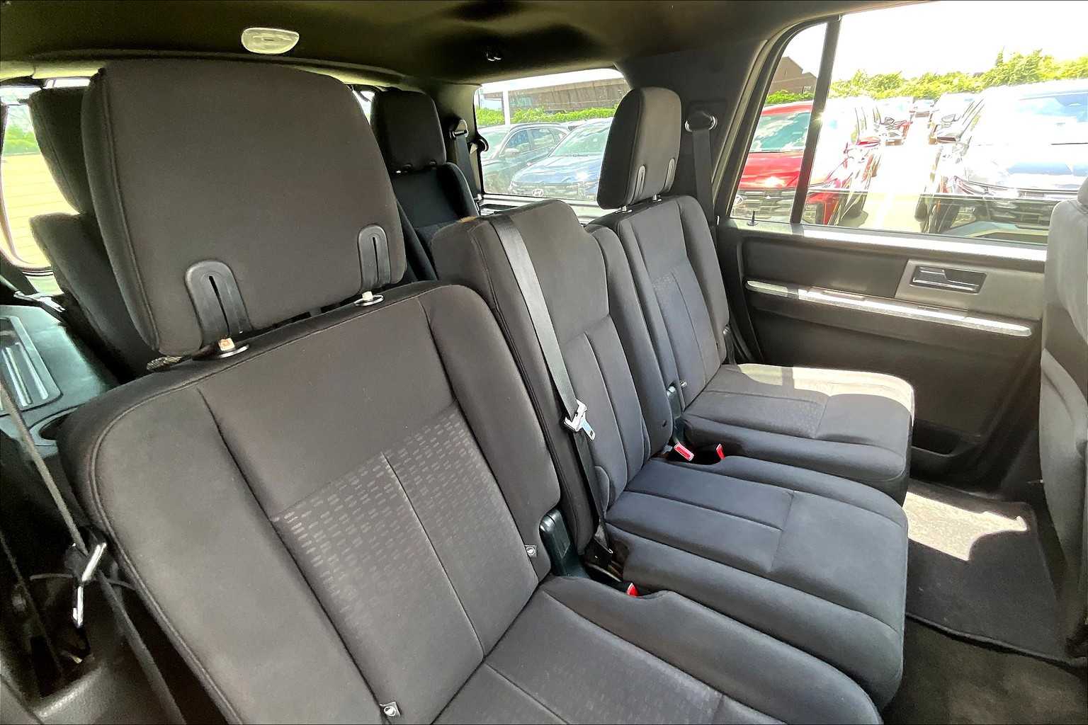 2017 Ford Expedition XLT photo 16