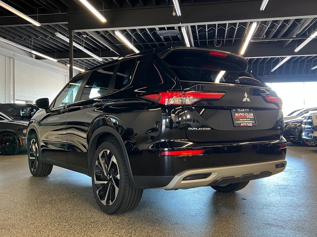2023 Mitsubishi Outlander SE photo 3