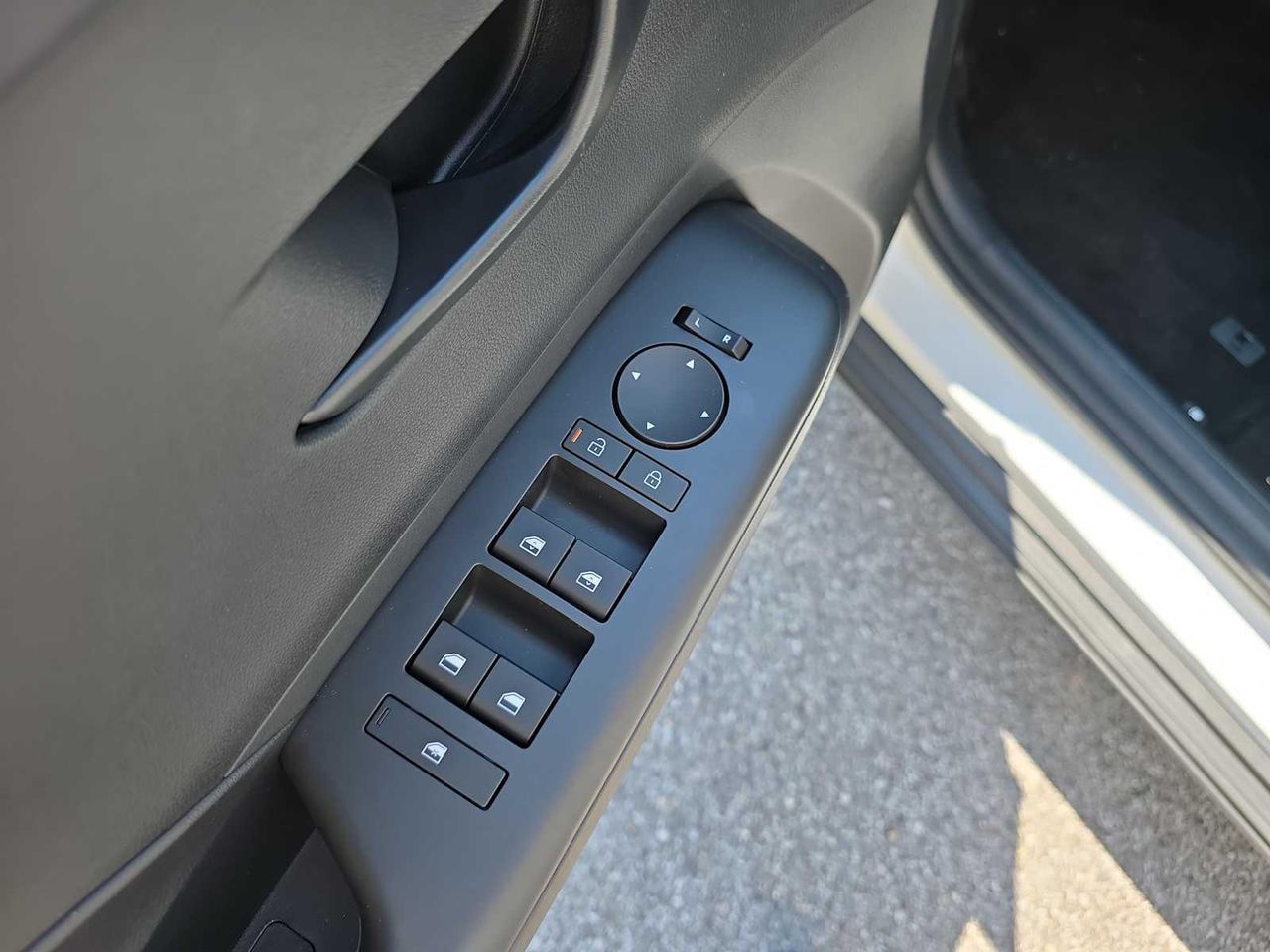 2025 Hyundai Kona SEL photo 18