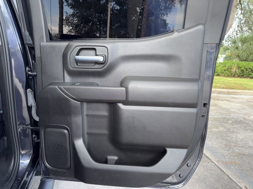 2023 Chevrolet Silverado 1500 Custom photo 17