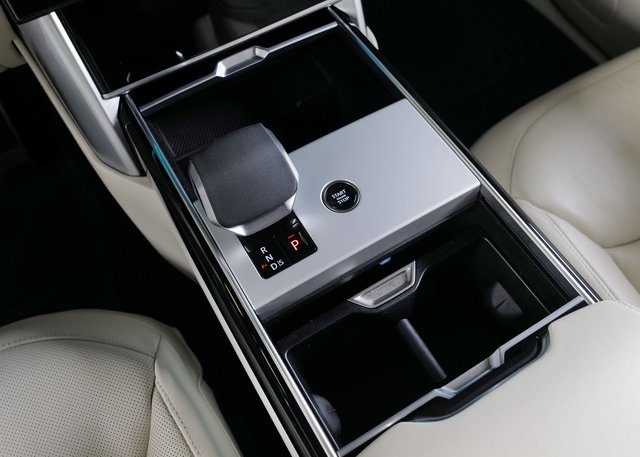 2025 Land Rover Range Rover SE photo 9