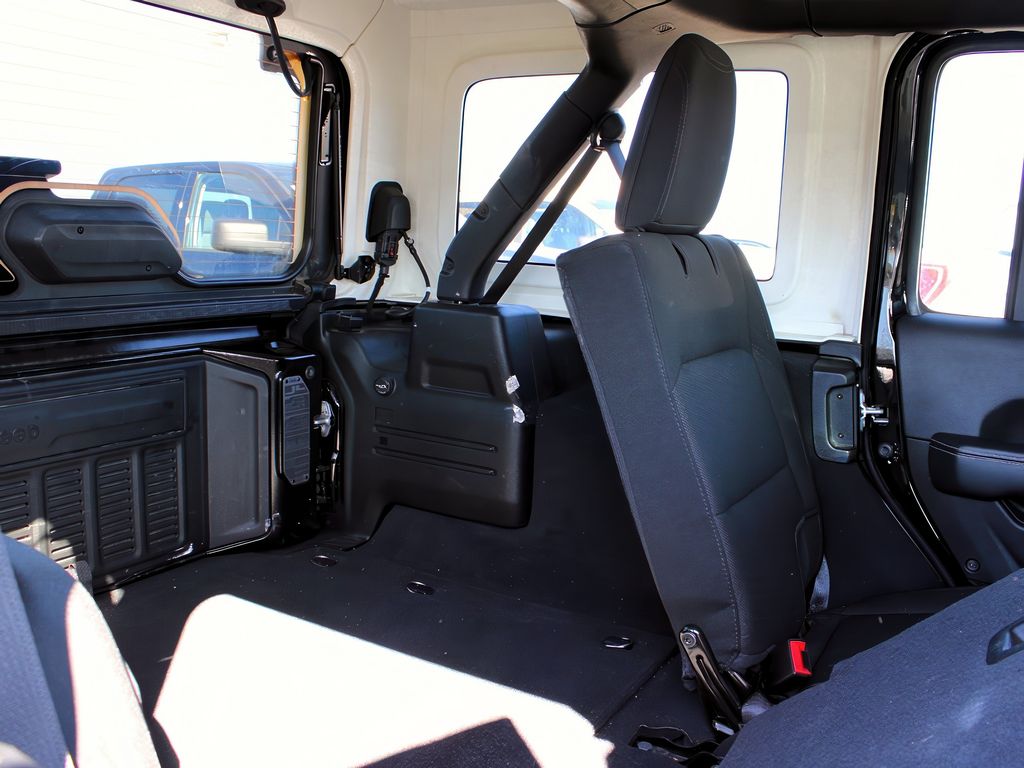 2023 Jeep Wrangler Sahara photo 23