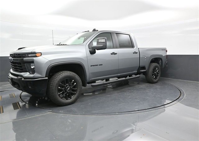 2025 Chevrolet Silverado 2500HD Custom photo 3