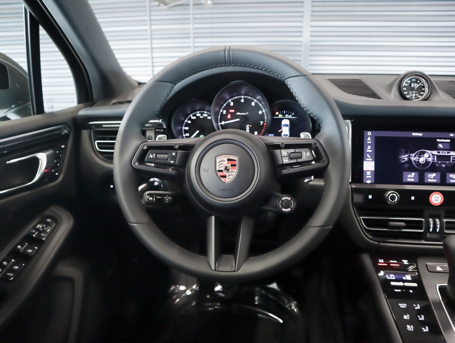 2025 Porsche Macan T photo 13