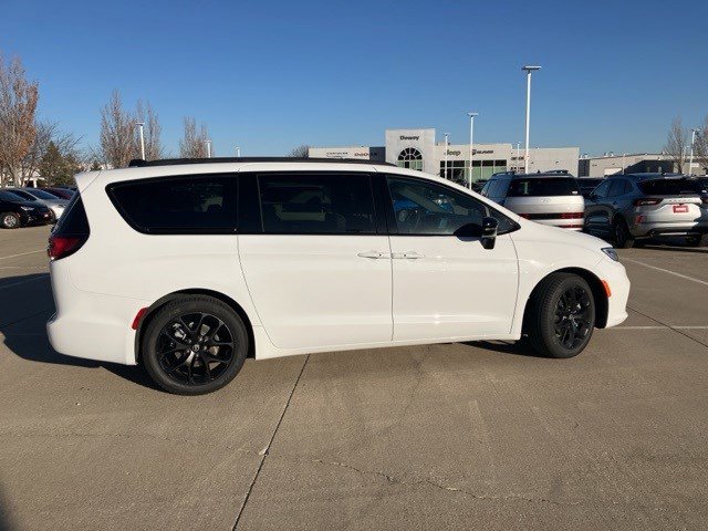 2026 Chrysler Pacifica Limited photo 4