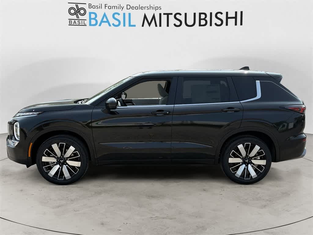 2025 Mitsubishi Outlander SE photo 2