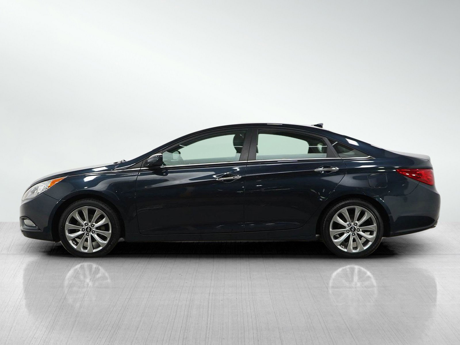 Used 2013 Hyundai Sonata SE with VIN 5NPEC4AC9DH773796 for sale in Burnsville, Minnesota