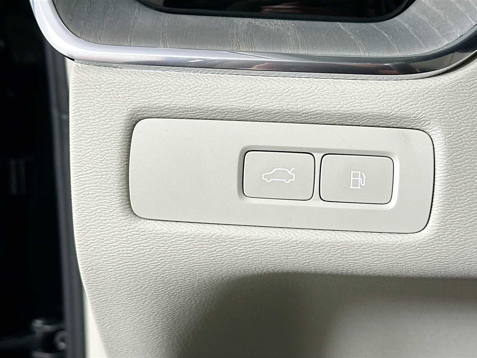 2025 Volvo XC60 T8 Plus photo 8