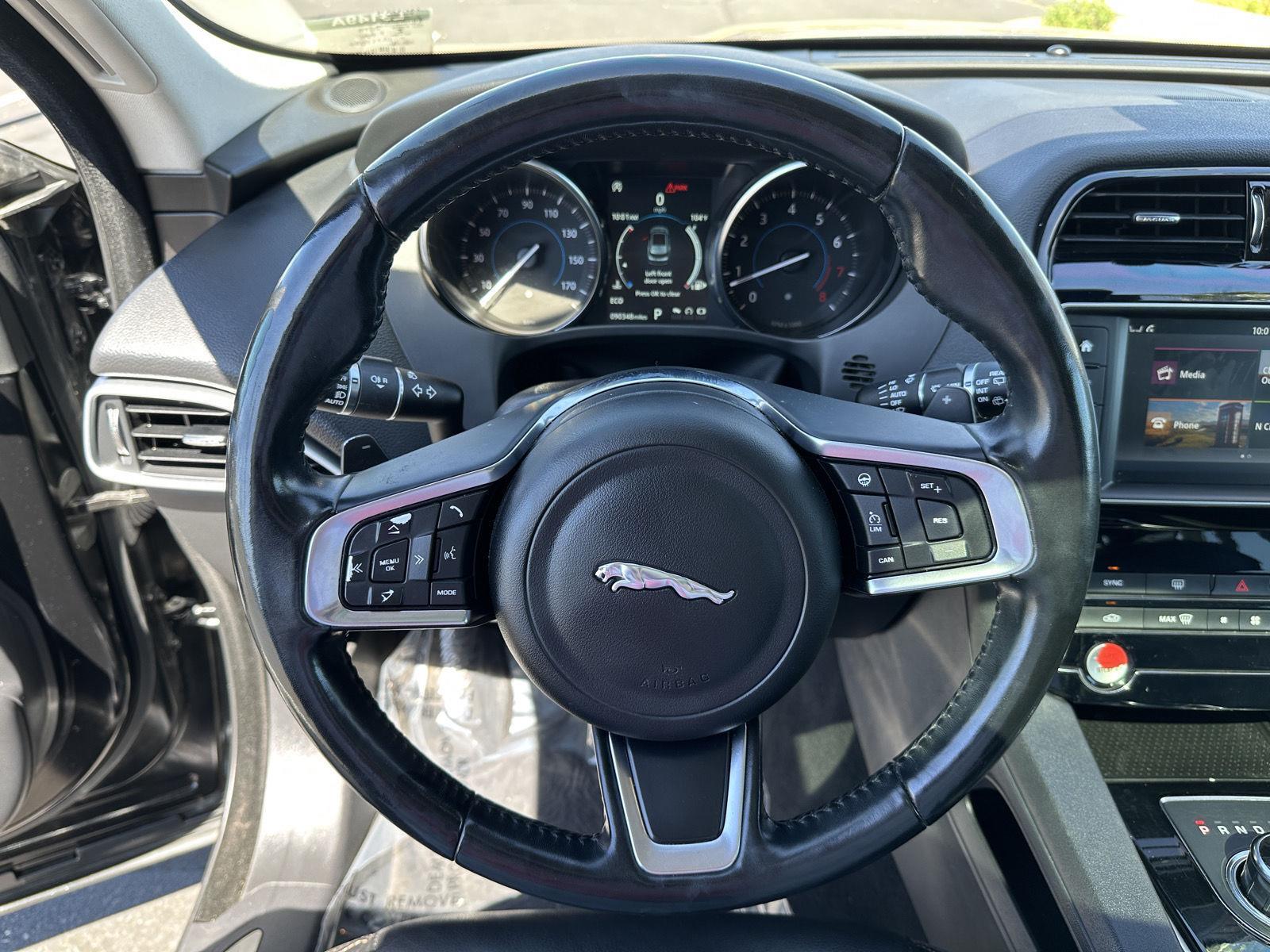 2018 Jaguar F-PACE Prestige photo 15