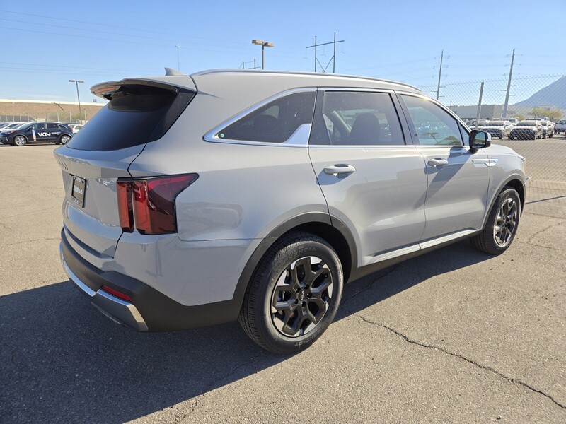 2025 Kia Sorento S photo 3