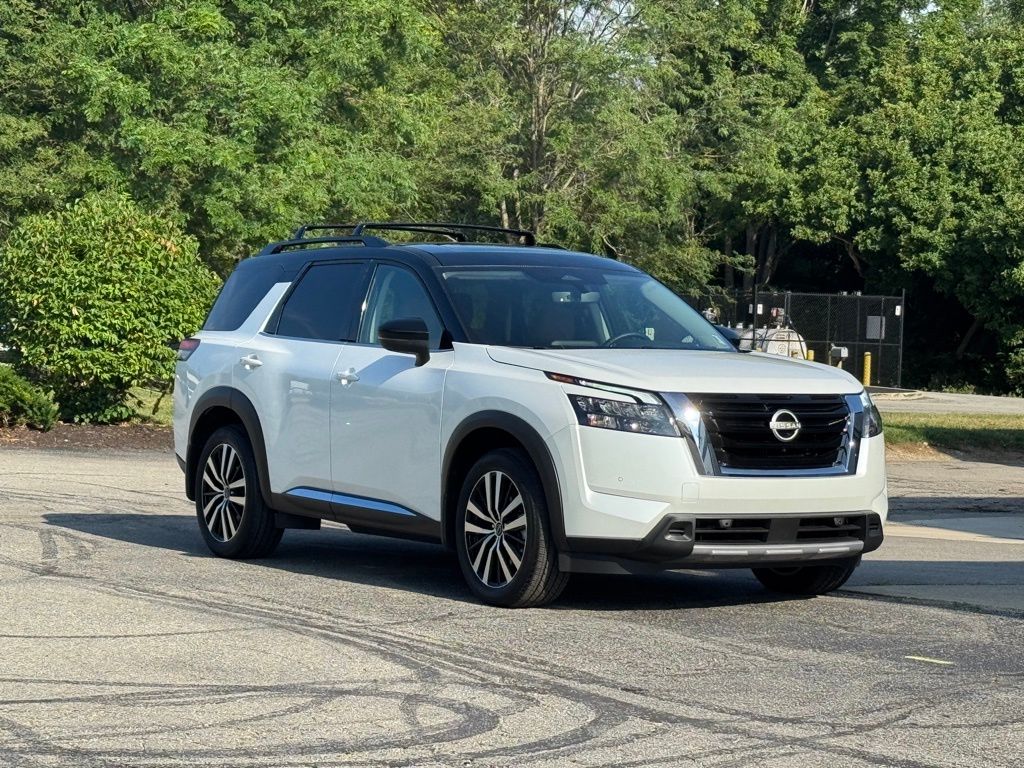2025 Nissan Pathfinder Platinum's photo