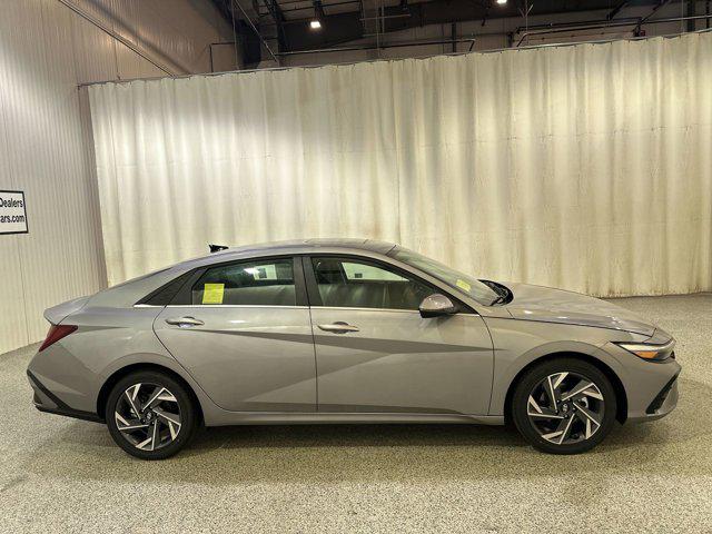 2025 Hyundai Elantra Limited photo 4