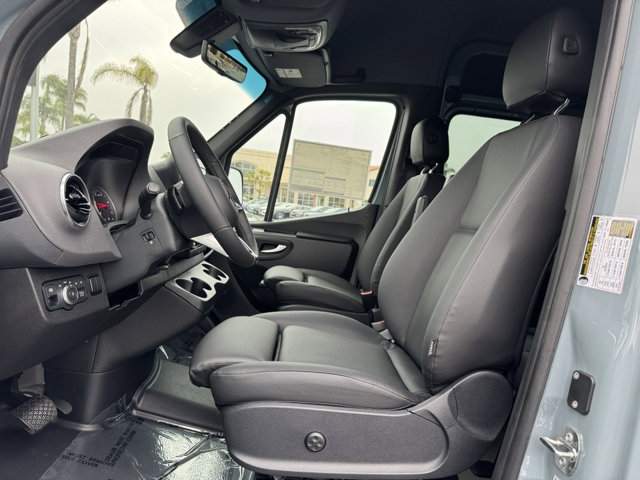 2025 Mercedes Benz Sprinter 2500 photo 2